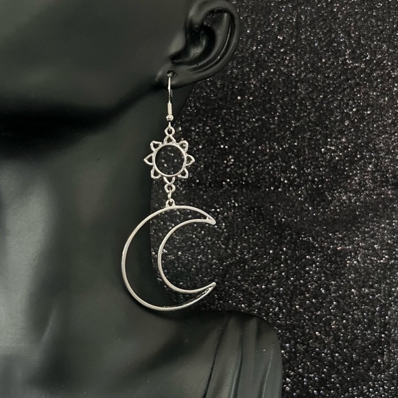 🆕 New Silver Sun Moon 🌞 🌙 Zara Design Drop Earrings - Picture 3 of 5